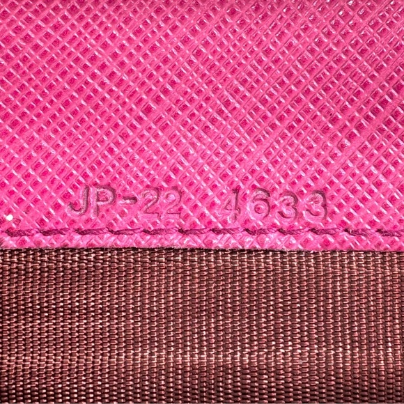 Salvatore Ferragamo Gancini Pink Leather Wallet 🩷🩷Final
Price! - Picture 10 of 15
